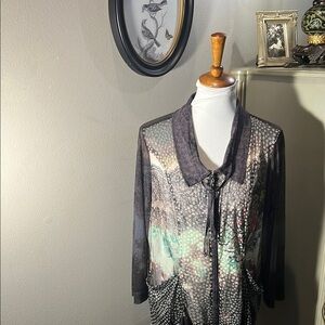 Black Floral Long Zip Front Top John Mark Large. WT247